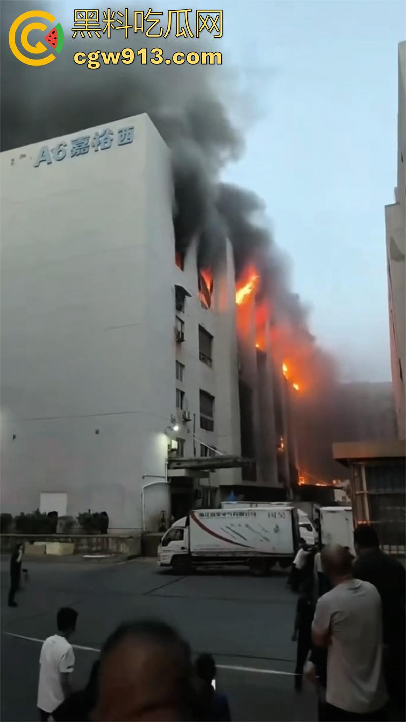一根烟毁灭一栋楼！温州乐清盐盘工业园区，几名女工仓房抽烟，引发大火10多辆消防车都无法扑灭！  第3张