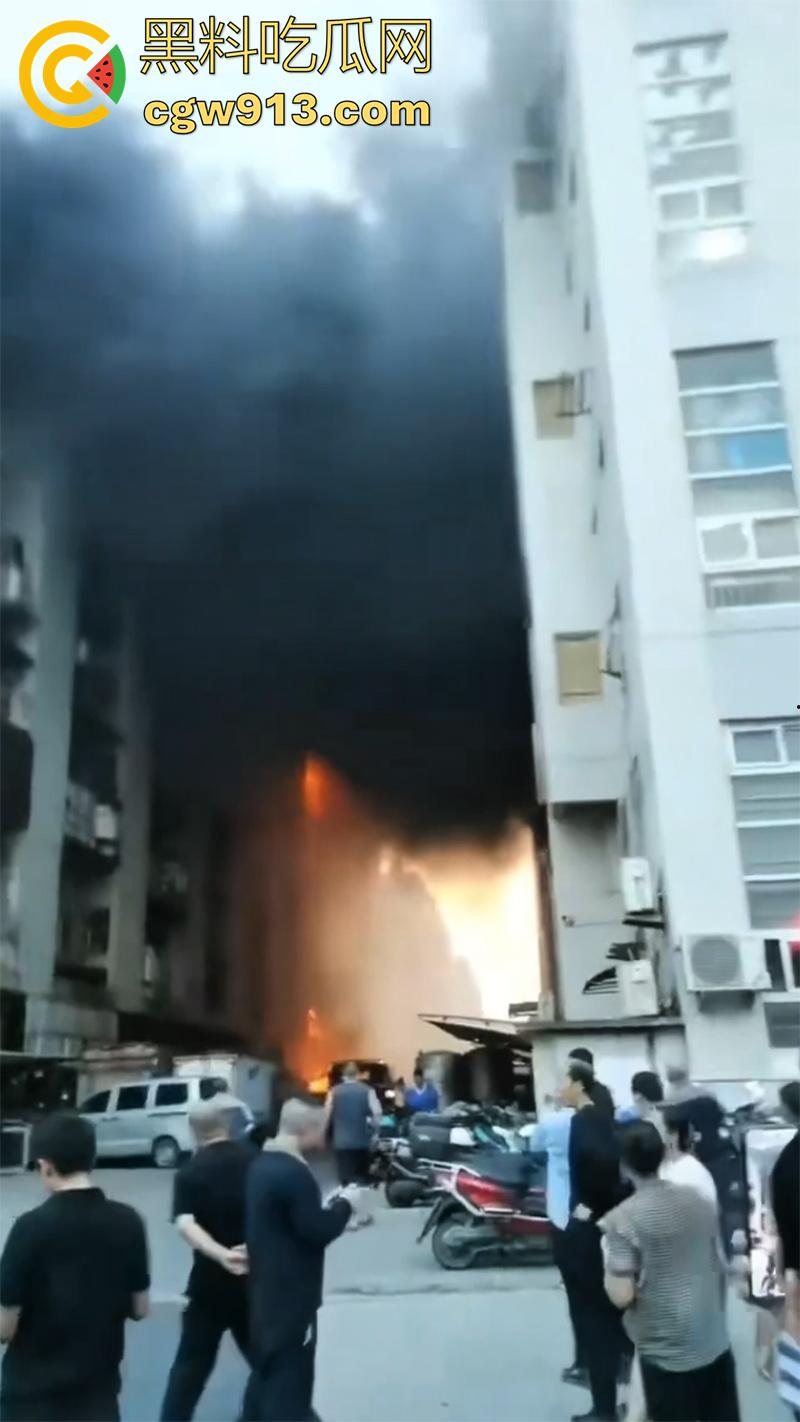 一根烟毁灭一栋楼！温州乐清盐盘工业园区，几名女工仓房抽烟，引发大火10多辆消防车都无法扑灭！  第4张