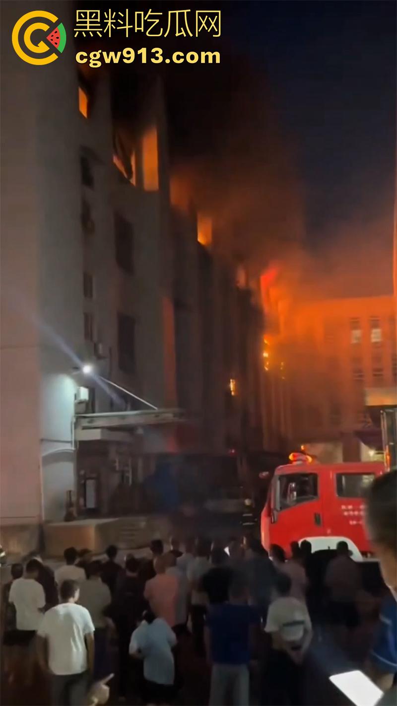 一根烟毁灭一栋楼！温州乐清盐盘工业园区，几名女工仓房抽烟，引发大火10多辆消防车都无法扑灭！  第5张