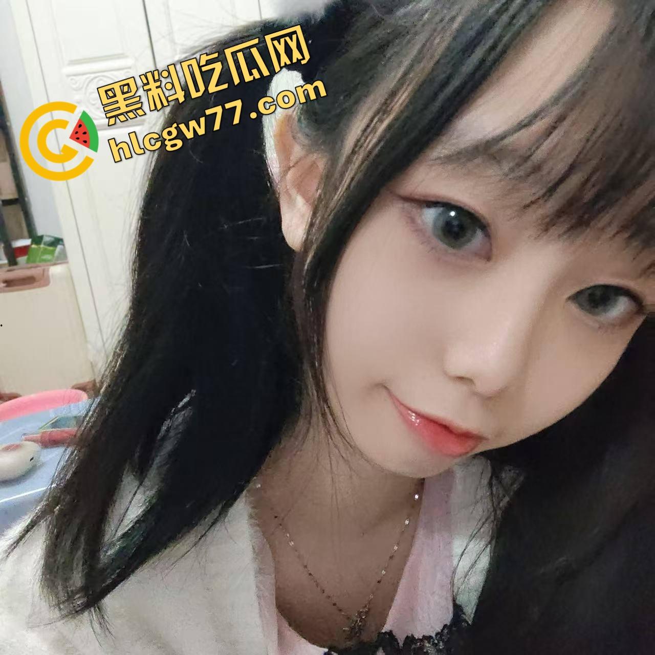 马鞍山JK眼镜妹【李蕊】平时装清纯，自己坐着骑屌骑到喷水，奶子乱颤淫相毕露，简直天生的母狗！  第5张