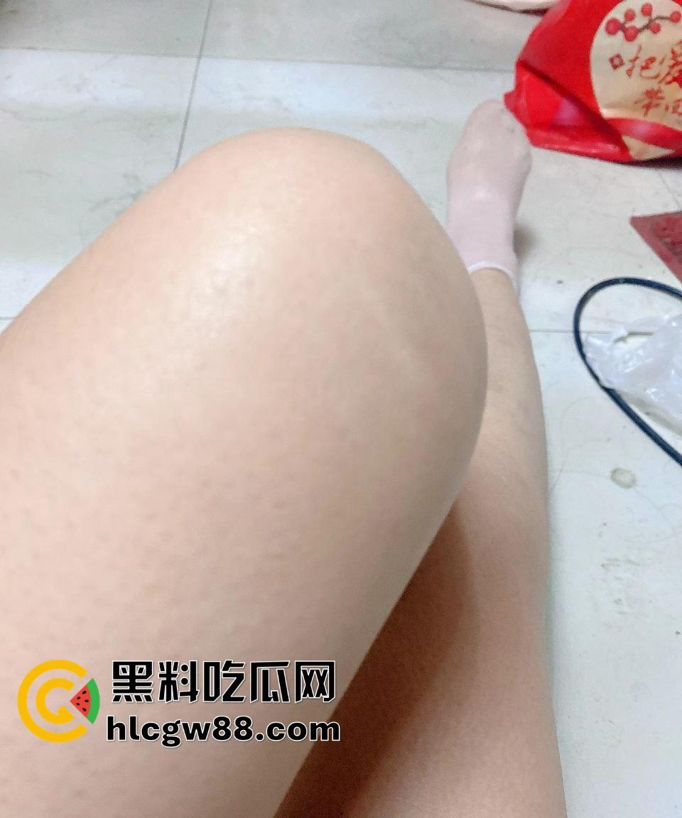青岛老婊子【秦丽丽】偷汉子操翻天，背着老公让别人开发屁眼玩法，老娘们儿三洞爽到爆！  第2张