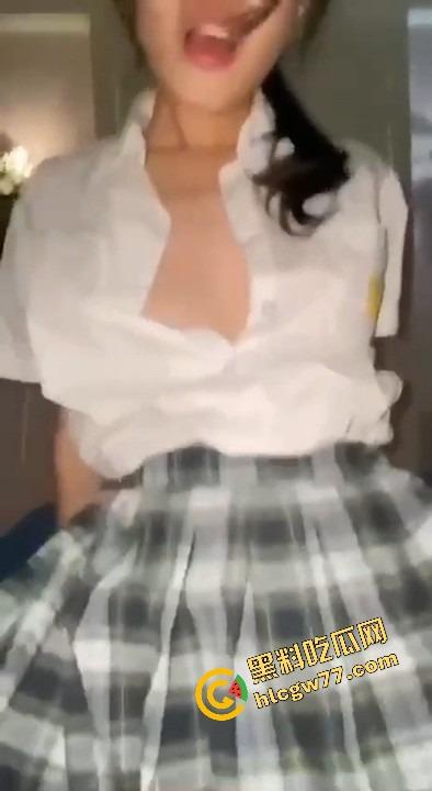 马鞍山JK眼镜妹【李蕊】平时装清纯，自己坐着骑屌骑到喷水，奶子乱颤淫相毕露，简直天生的母狗！  第9张