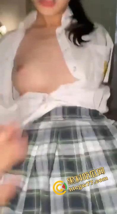 马鞍山JK眼镜妹【李蕊】平时装清纯，自己坐着骑屌骑到喷水，奶子乱颤淫相毕露，简直天生的母狗！  第10张