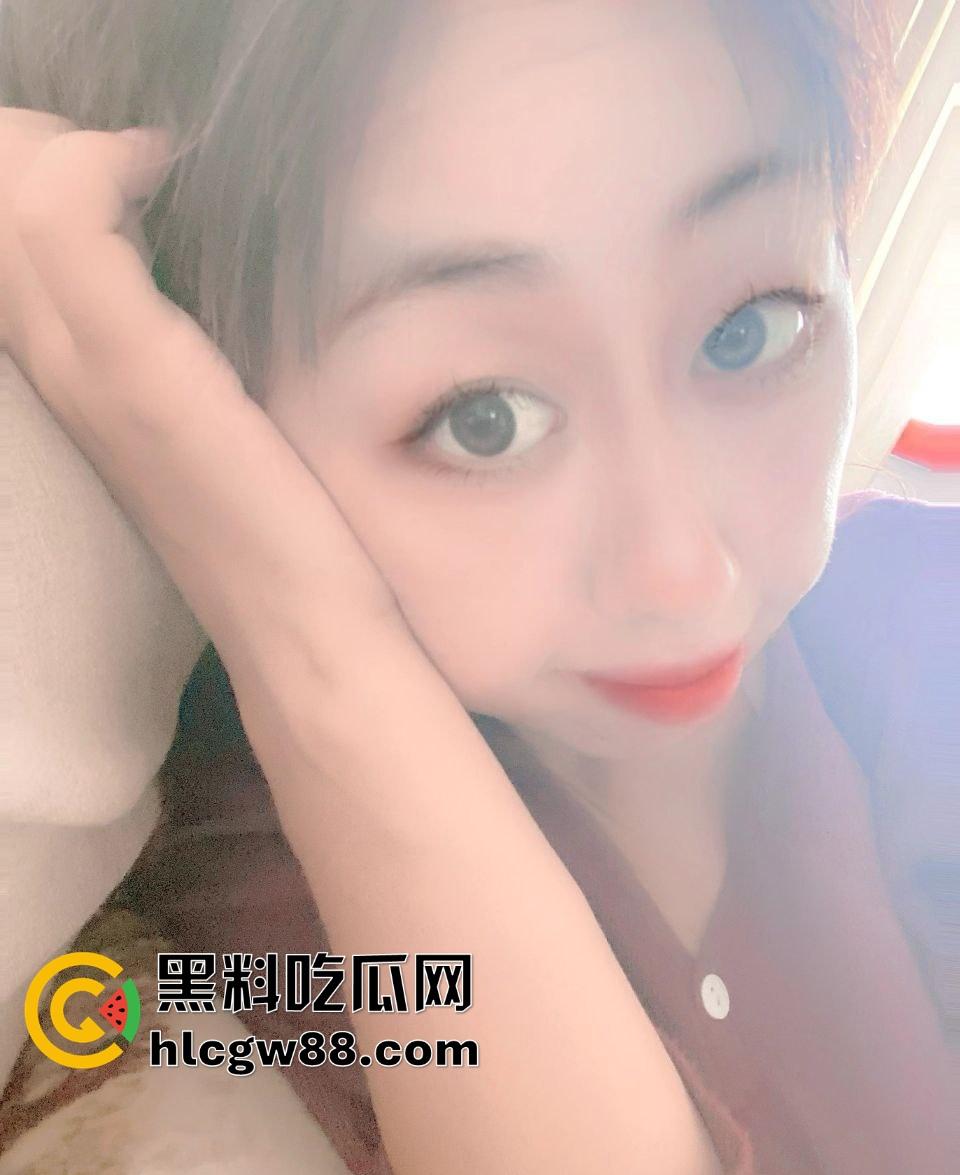 青岛老婊子【秦丽丽】偷汉子操翻天，背着老公让别人开发屁眼玩法，老娘们儿三洞爽到爆！  第3张