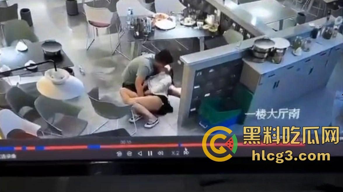 炸裂激情！武汉汪洋烧烤店 饥渴情侣一楼大厅搂腰亲嘴 疯狂抠逼 无视他人 监控实拍视频外传  第4张