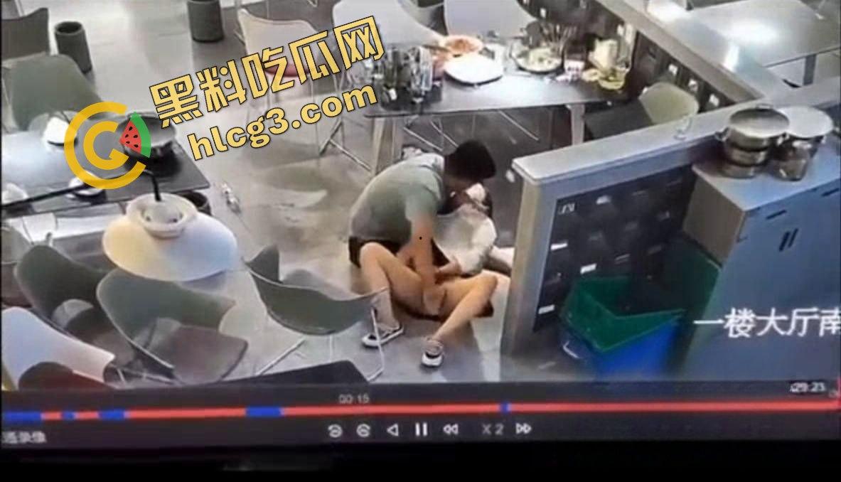 炸裂激情！武汉汪洋烧烤店 饥渴情侣一楼大厅搂腰亲嘴 疯狂抠逼 无视他人 监控实拍视频外传  第5张