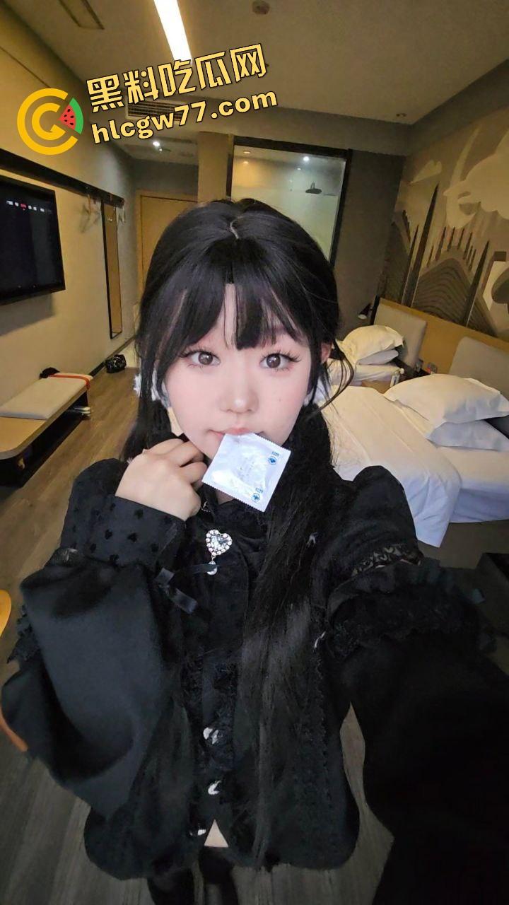 三洞想被塞满，高职圆脸母狗【林洛音】1米5矮子贱种扭成肉灯，在操场爬行，肉屁一扭就是求爆信号！  第2张