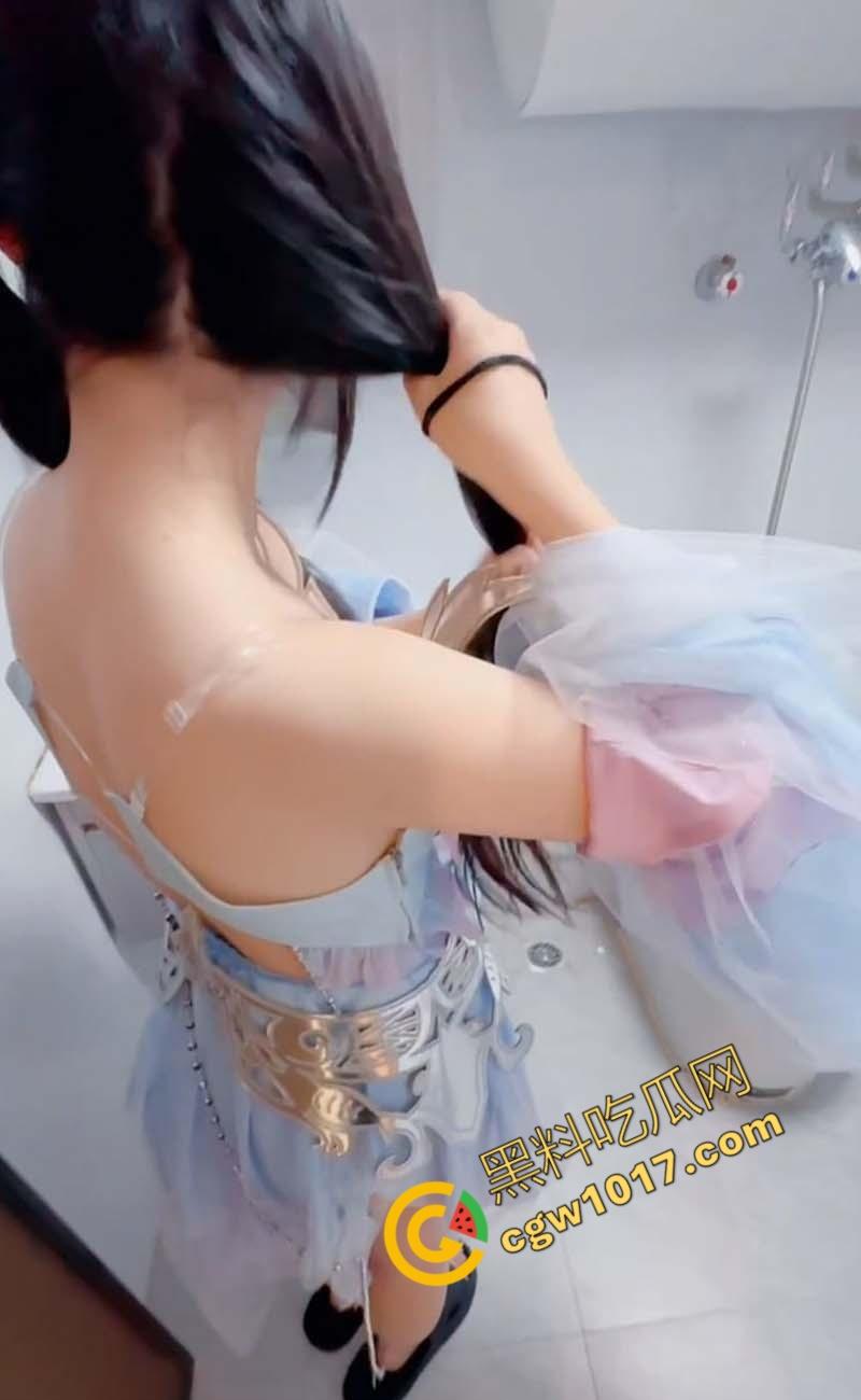 海角大神趁萝莉小表妹洗澡时后入爆操！表妹湿身诱惑，汁水四溅，淫欲四溢，淫叫不断  第4张