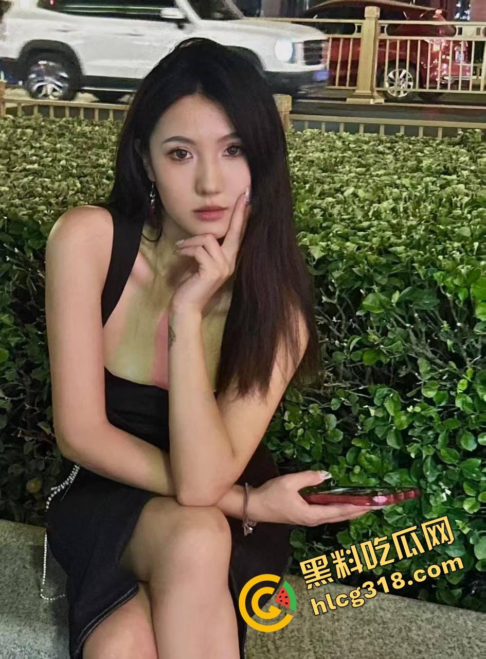 广州老黑鸡巴称王白逼黄逼跪舔当肉厕，黑桃A媚黑贱女扎堆献洞求操，嫩逼烂逼抢着伺候！  第2张