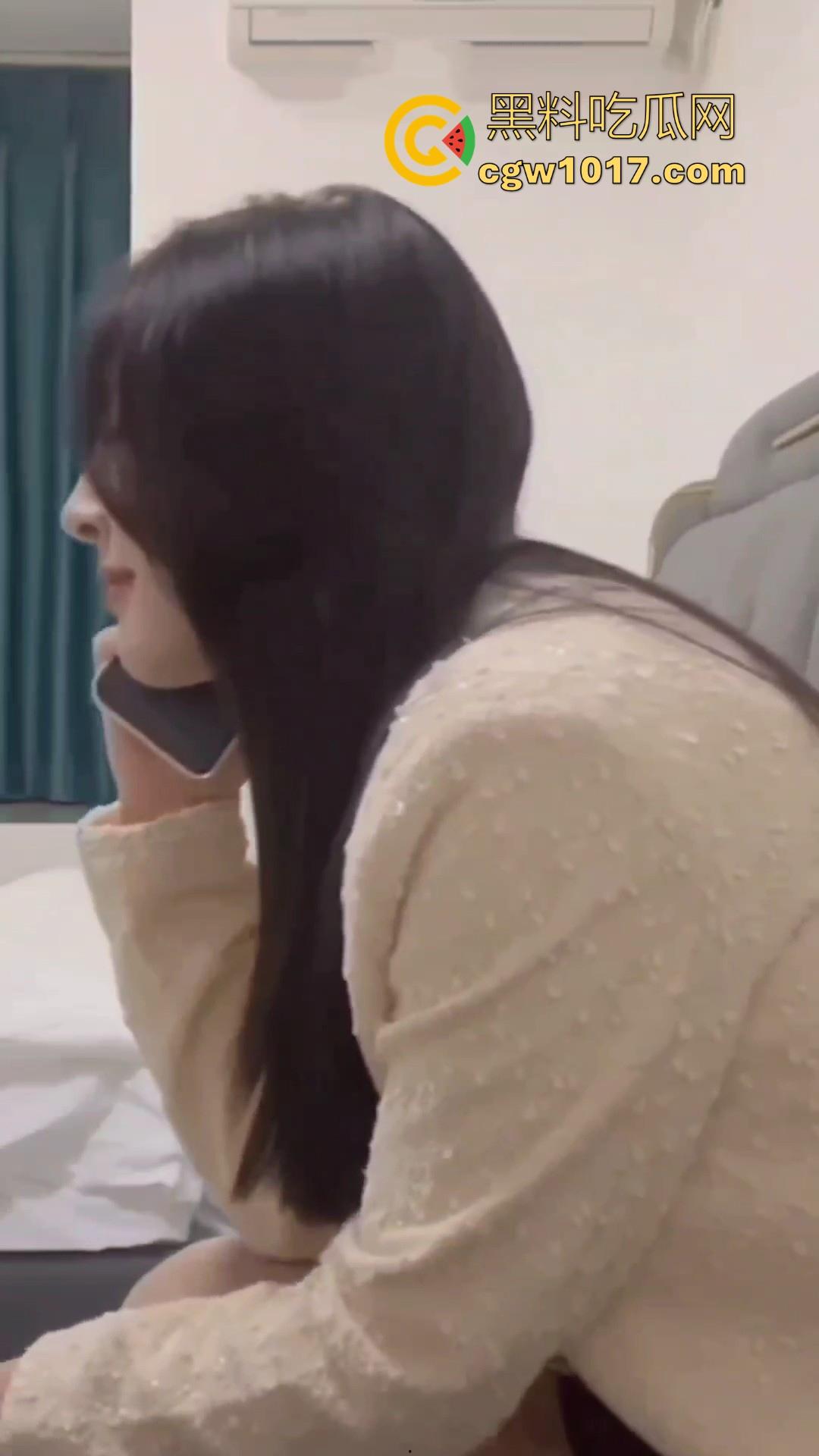 她还爱着她男朋友的对吗？深夜点高颜值学生妹，脱衣前先打电话哄男友睡觉后干正事，这就是爱情！  第2张