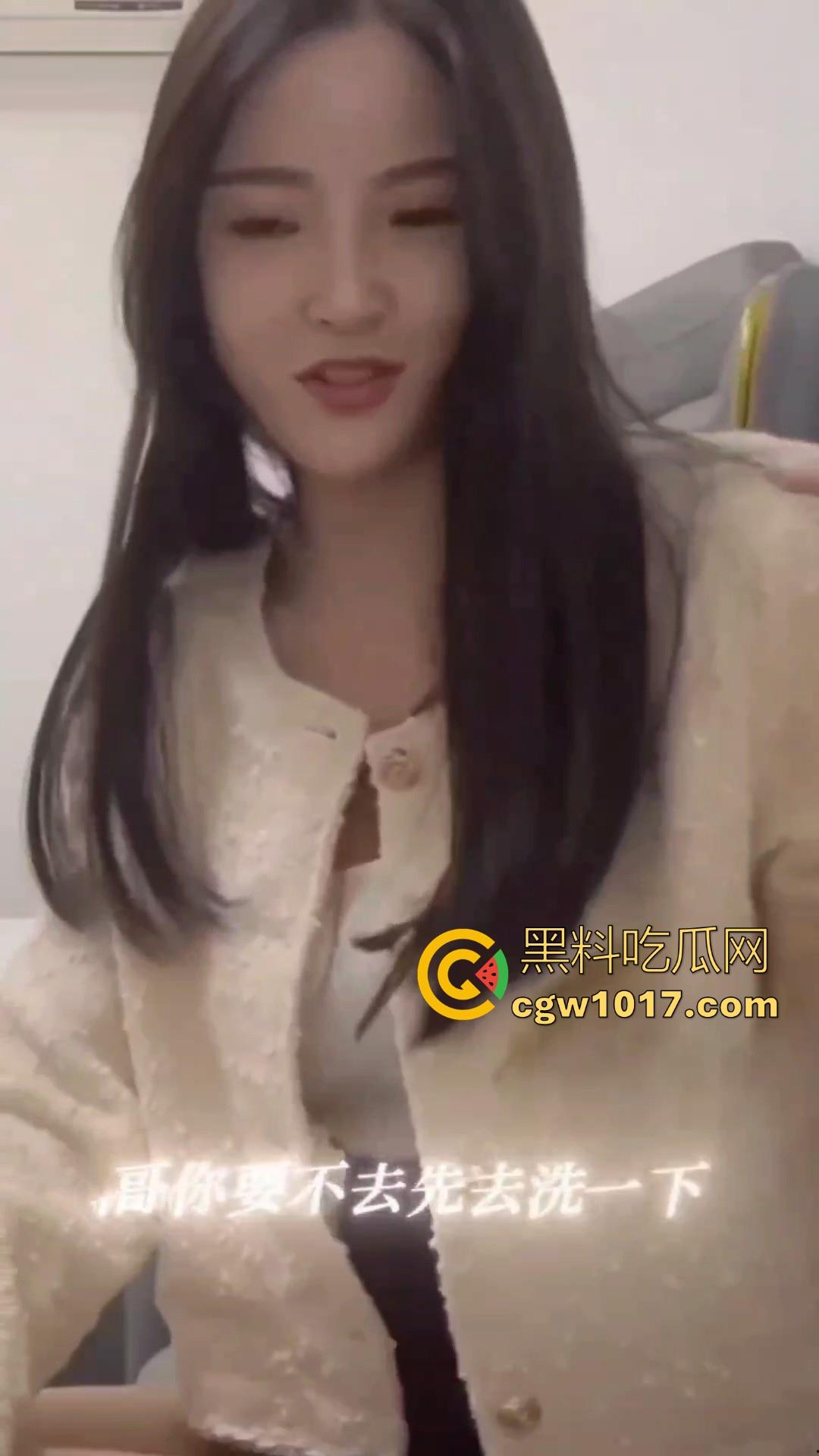 她还爱着她男朋友的对吗？深夜点高颜值学生妹，脱衣前先打电话哄男友睡觉后干正事，这就是爱情！  第4张