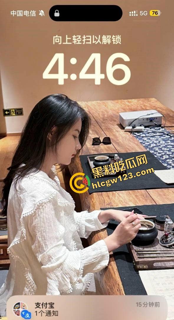 青岛极品幼师露脸抠逼泄露，讲完童话回家自慰表情媚到不行，骚到像开了九次房后再爱一次的脸！  第1张