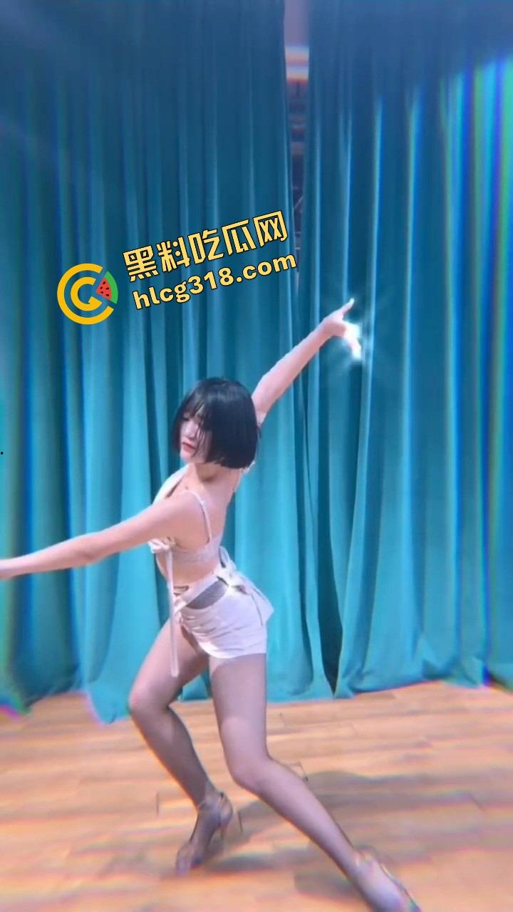 小红书约拍女客户明明有男朋友还骚得不行，广州白云区凌晨偷情被我内射两次，回家还躺进男友被窝装无事！  第11张