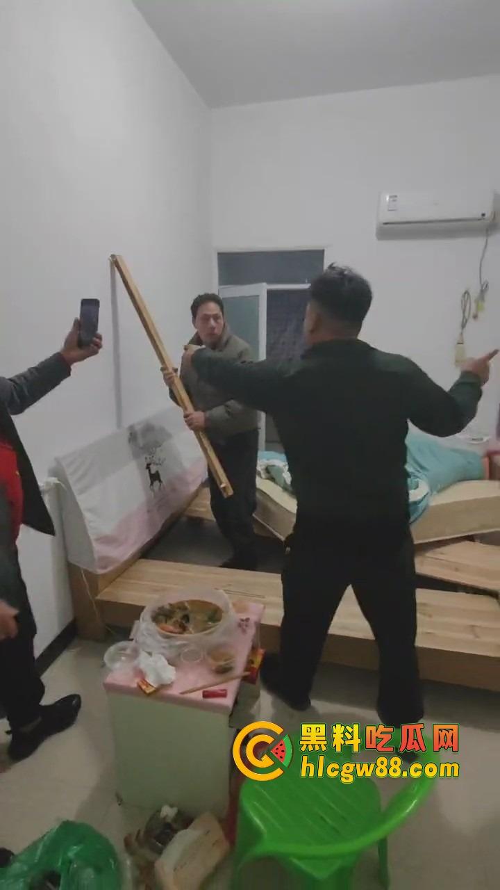 福建老哥偷情被捉奸，钻床底躲猫猫？老公带兄弟围剿，藏得了一时藏不了一世！  第1张