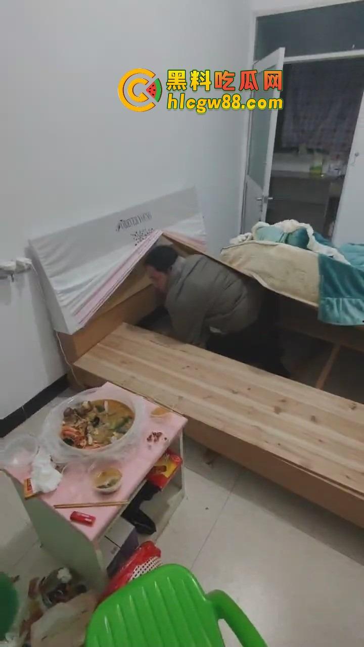 福建老哥偷情被捉奸，钻床底躲猫猫？老公带兄弟围剿，藏得了一时藏不了一世！  第2张