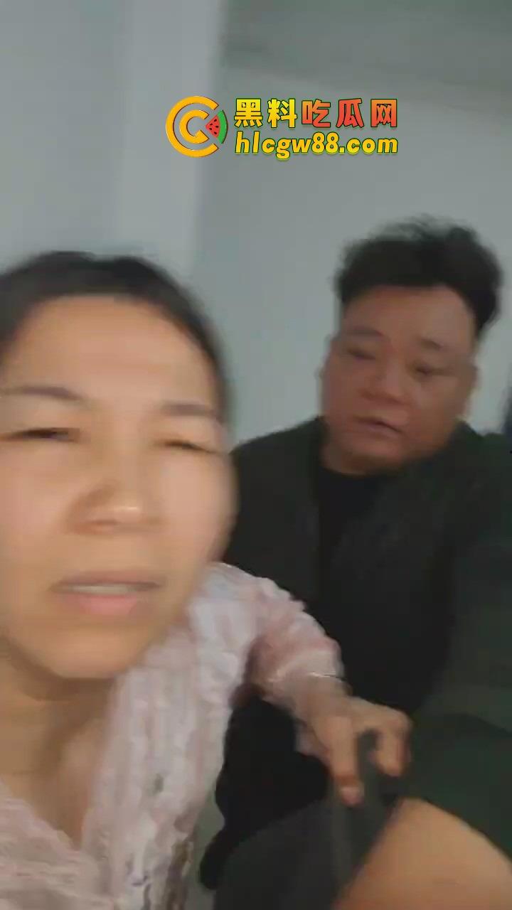 福建老哥偷情被捉奸，钻床底躲猫猫？老公带兄弟围剿，藏得了一时藏不了一世！  第3张