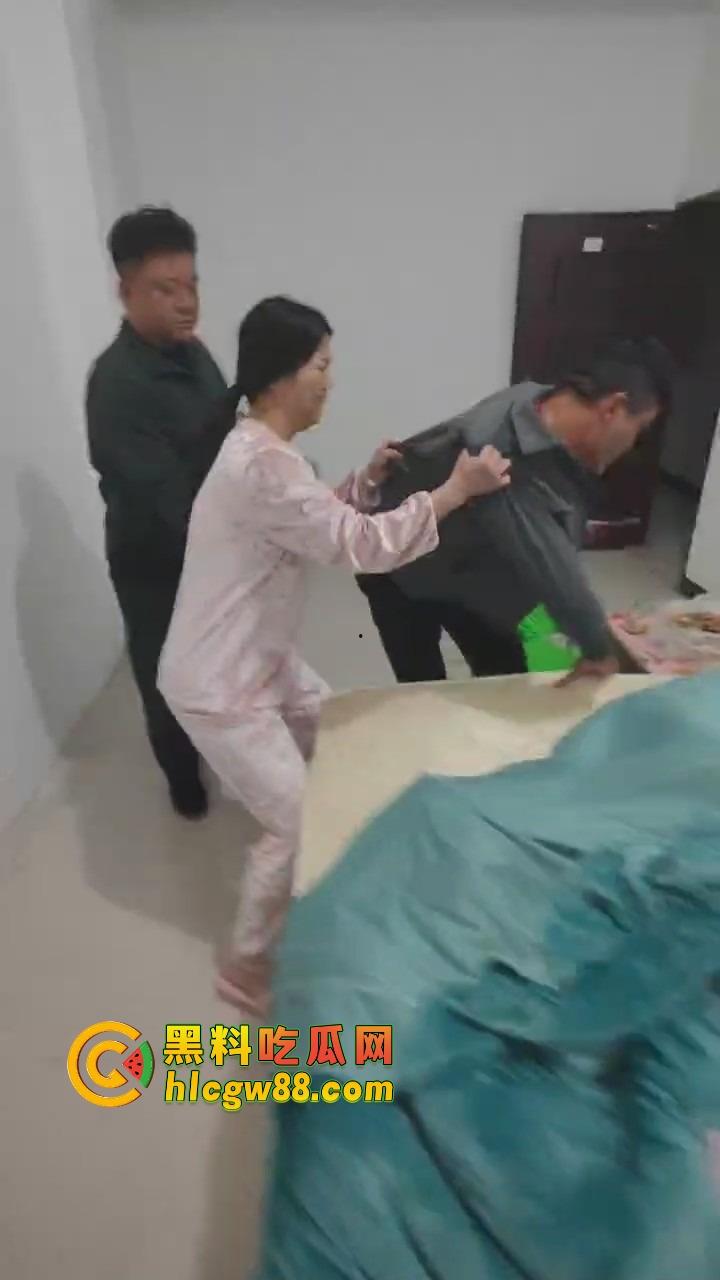 福建老哥偷情被捉奸，钻床底躲猫猫？老公带兄弟围剿，藏得了一时藏不了一世！  第4张