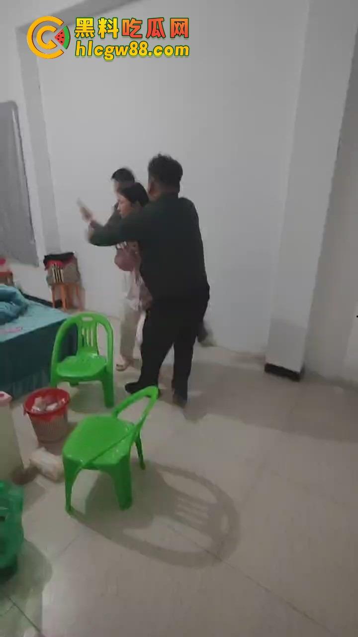 福建老哥偷情被捉奸，钻床底躲猫猫？老公带兄弟围剿，藏得了一时藏不了一世！  第6张