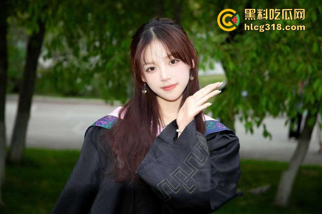 南京大学大一学妹【秦诗瑶】极品高颜值母狗，白丝开裆裤跪在地上吃主人的鸡，极具反差骚气十足！  第1张