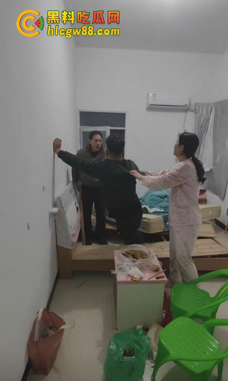 福建老哥偷情被捉奸，钻床底躲猫猫？老公带兄弟围剿，藏得了一时藏不了一世！  第7张