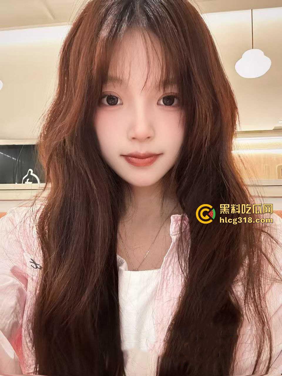 南京大学大一学妹【秦诗瑶】极品高颜值母狗，白丝开裆裤跪在地上吃主人的鸡，极具反差骚气十足！  第2张