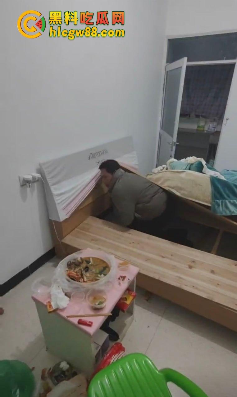 福建老哥偷情被捉奸，钻床底躲猫猫？老公带兄弟围剿，藏得了一时藏不了一世！  第8张