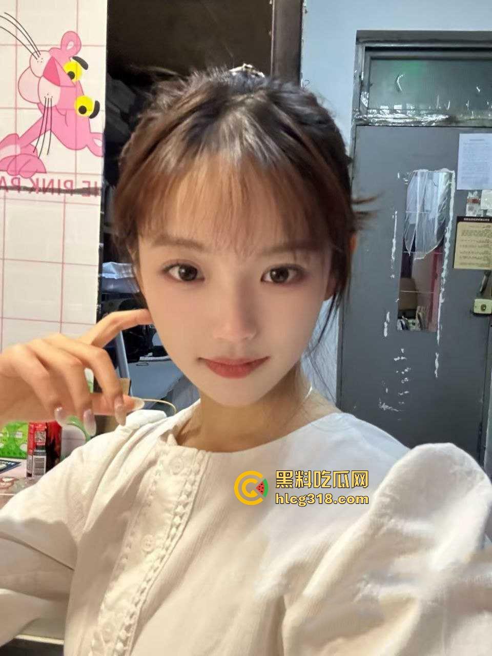 南京大学大一学妹【秦诗瑶】极品高颜值母狗，白丝开裆裤跪在地上吃主人的鸡，极具反差骚气十足！  第3张