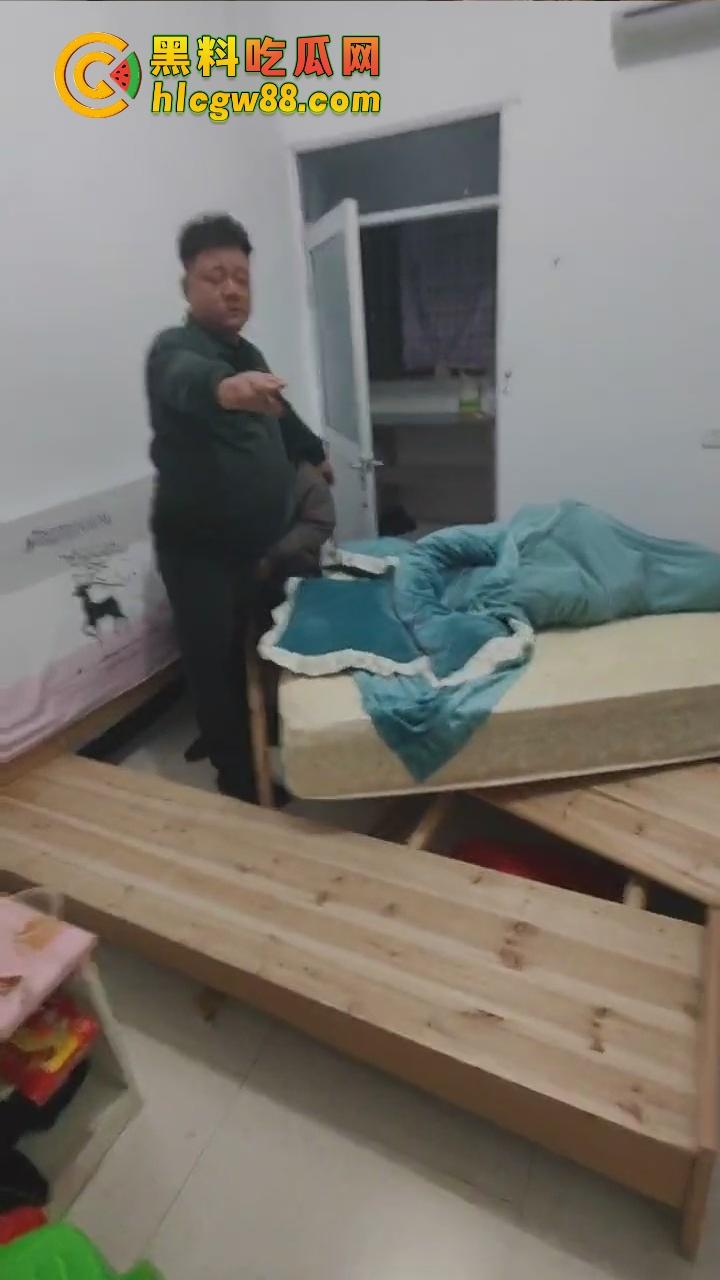 福建老哥偷情被捉奸，钻床底躲猫猫？老公带兄弟围剿，藏得了一时藏不了一世！  第9张