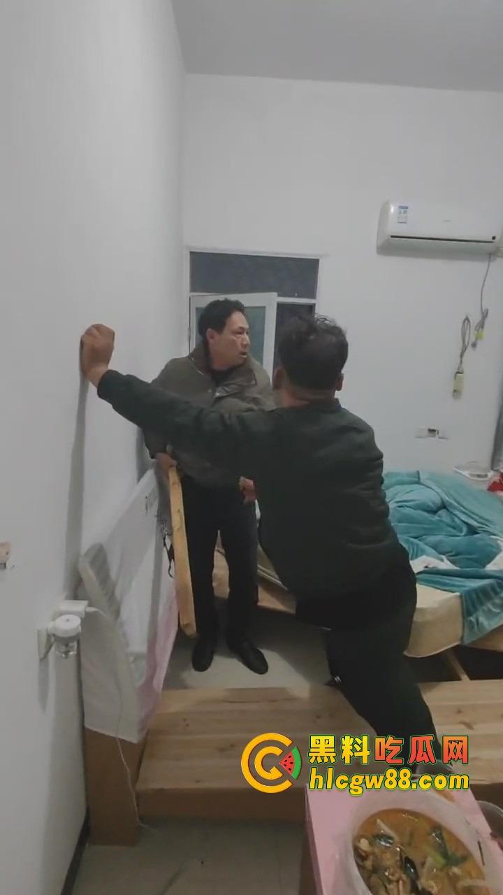 福建老哥偷情被捉奸，钻床底躲猫猫？老公带兄弟围剿，藏得了一时藏不了一世！  第10张