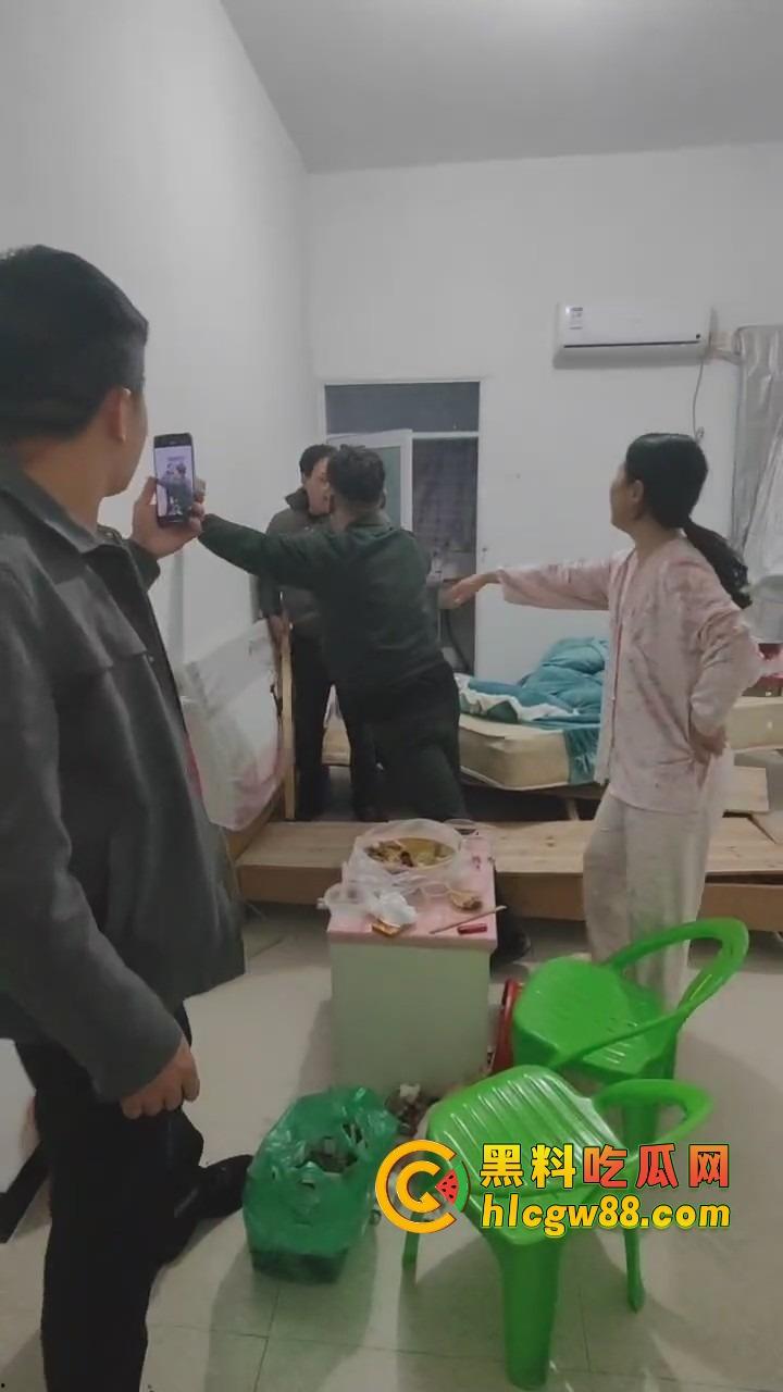 福建老哥偷情被捉奸，钻床底躲猫猫？老公带兄弟围剿，藏得了一时藏不了一世！  第11张