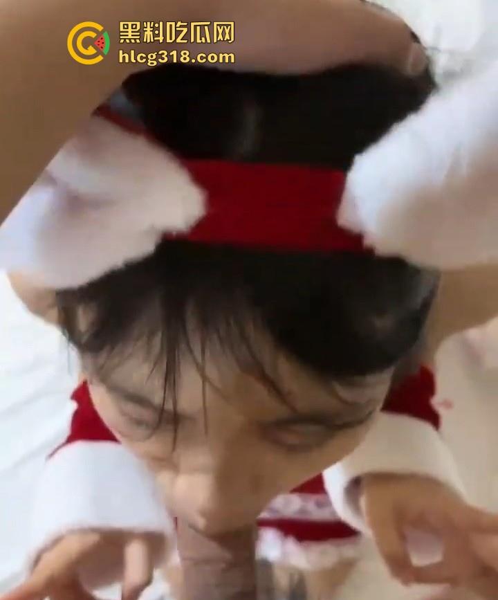 南京大学大一学妹【秦诗瑶】极品高颜值母狗，白丝开裆裤跪在地上吃主人的鸡，极具反差骚气十足！  第7张