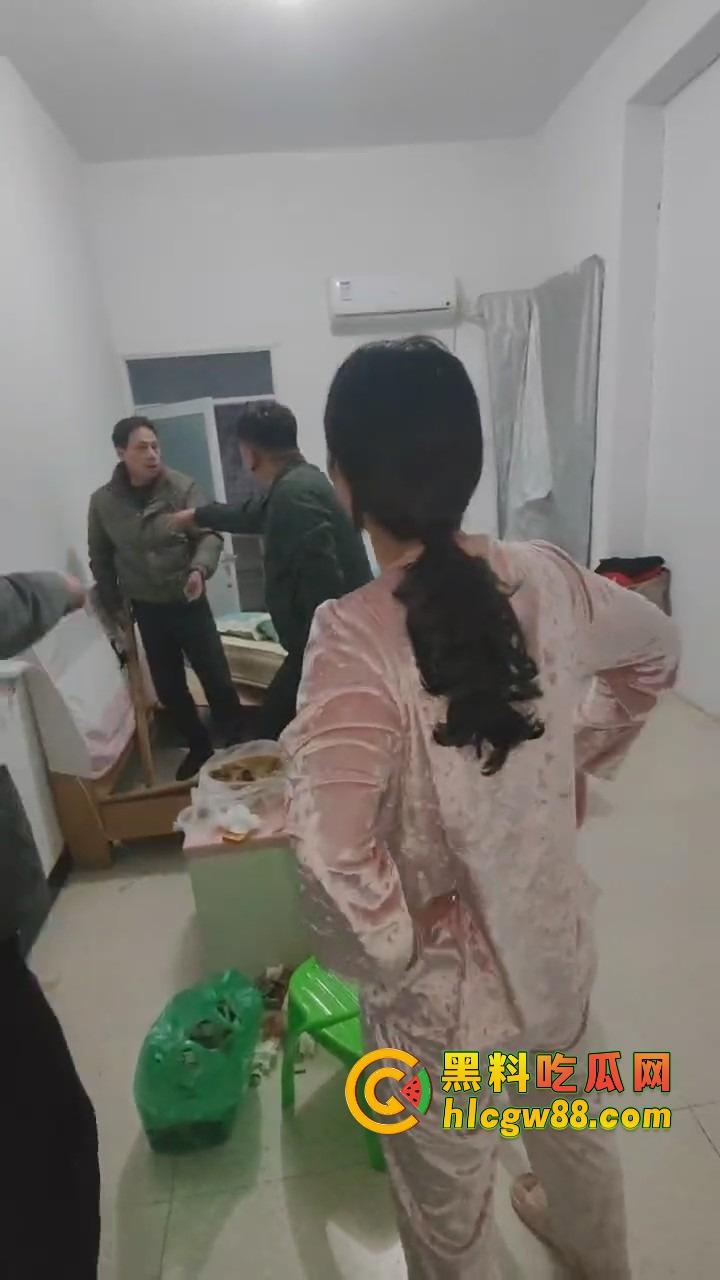 福建老哥偷情被捉奸，钻床底躲猫猫？老公带兄弟围剿，藏得了一时藏不了一世！  第12张