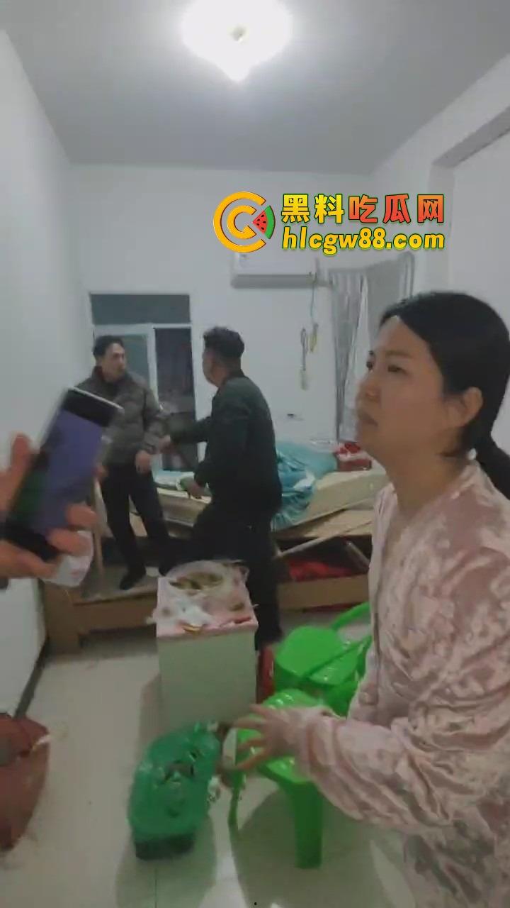 福建老哥偷情被捉奸，钻床底躲猫猫？老公带兄弟围剿，藏得了一时藏不了一世！  第13张