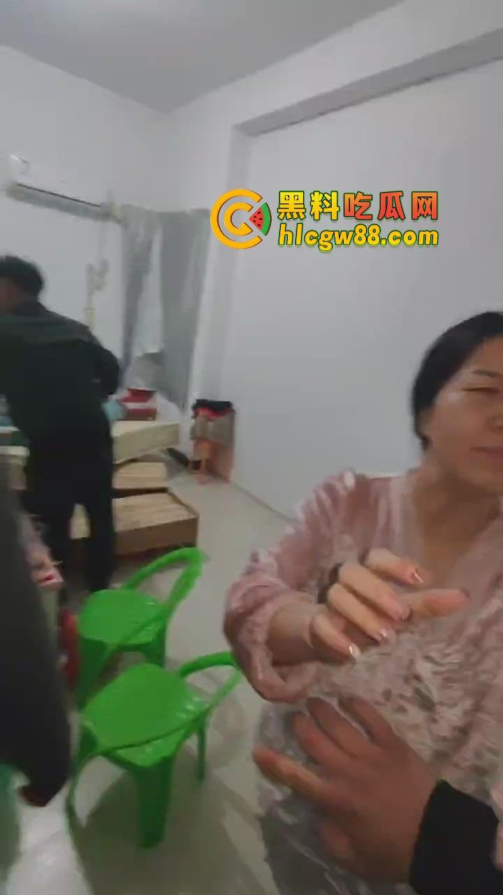 福建老哥偷情被捉奸，钻床底躲猫猫？老公带兄弟围剿，藏得了一时藏不了一世！  第15张