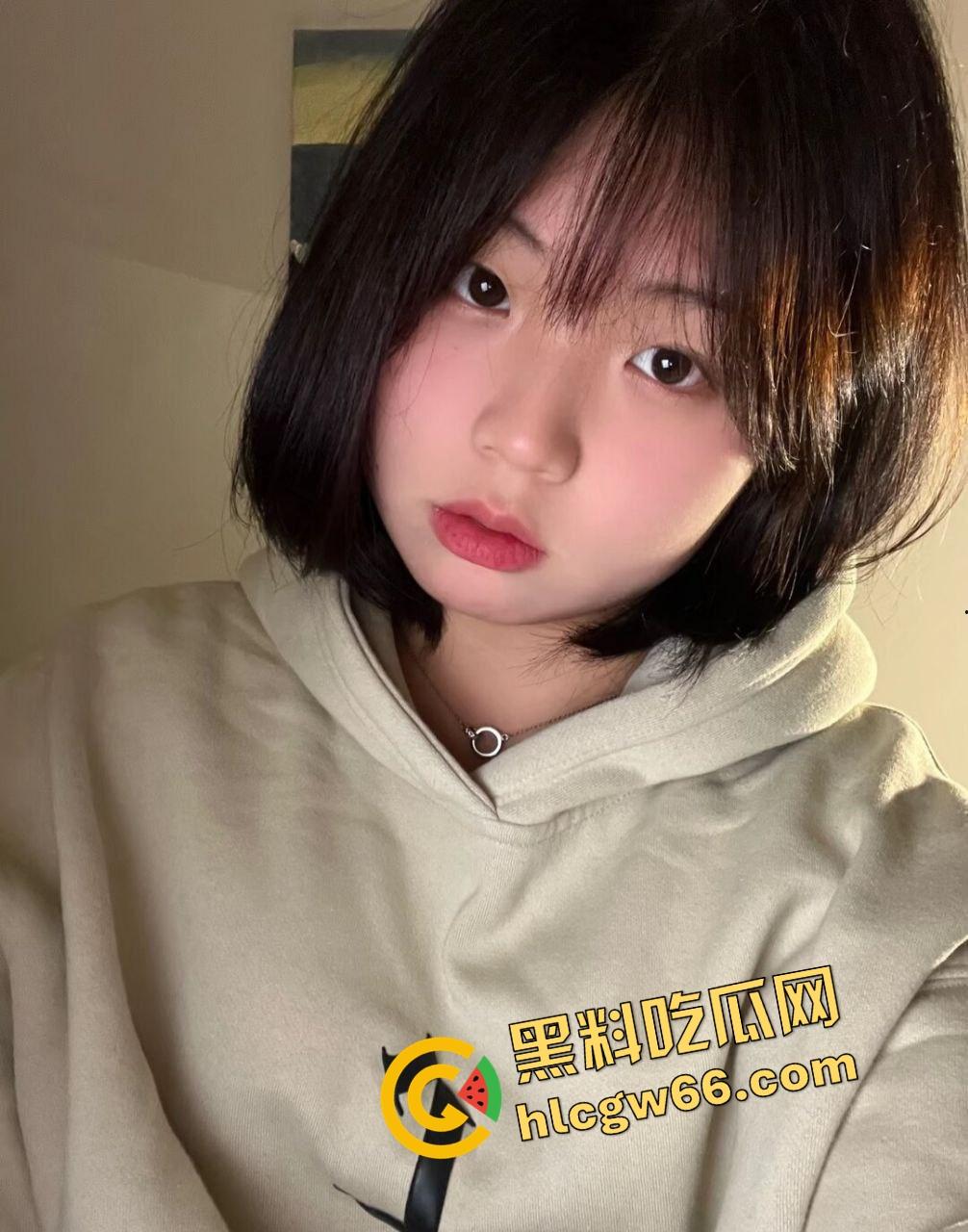 湖州刚毕业小学妹『宋雪』骚逼巨乳肥臀坐下去能把鸡巴夹爆，跪舔口交被偷拍，摇臀浪得小哥直接颜射满脸！  第2张