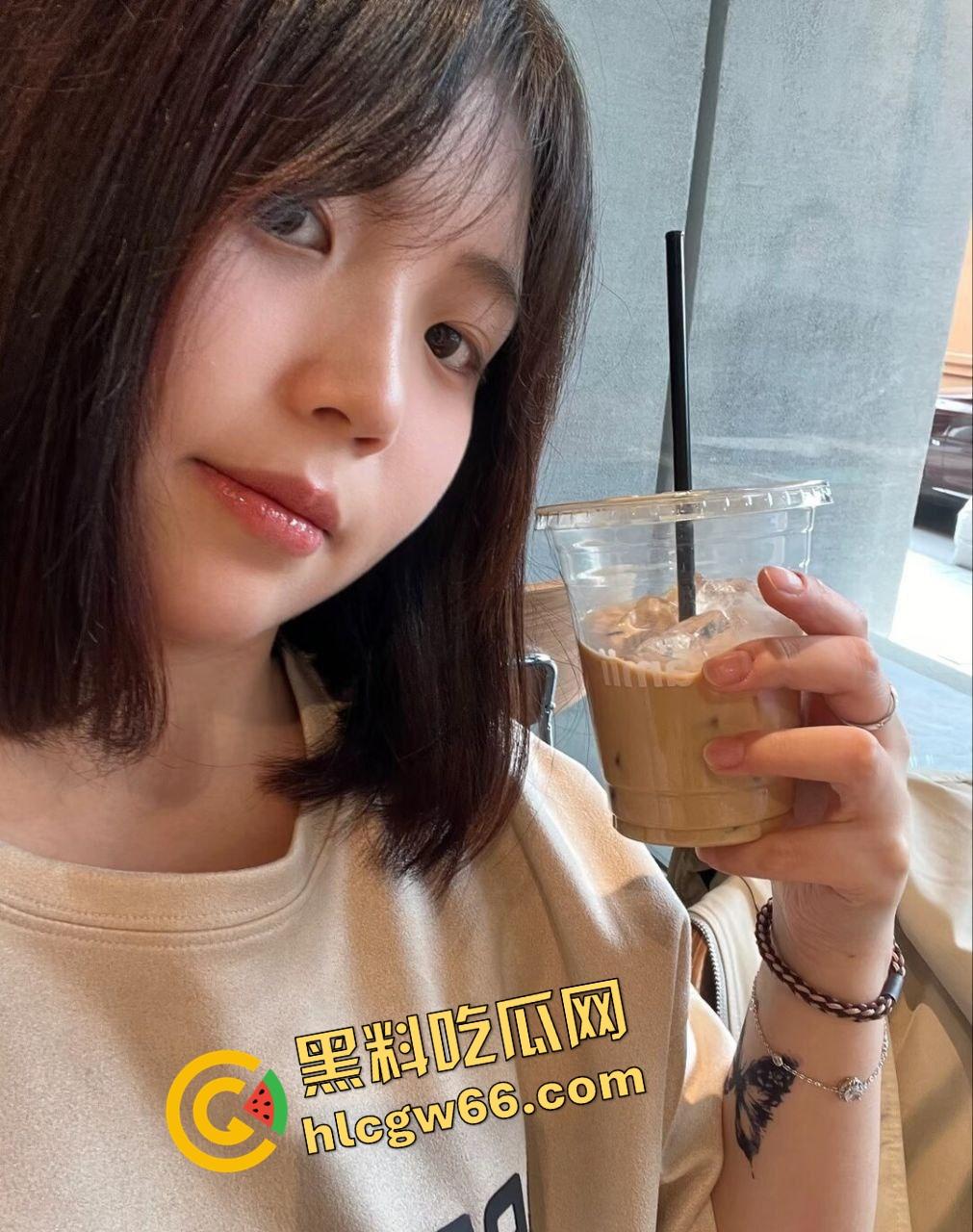 湖州刚毕业小学妹『宋雪』骚逼巨乳肥臀坐下去能把鸡巴夹爆，跪舔口交被偷拍，摇臀浪得小哥直接颜射满脸！  第3张