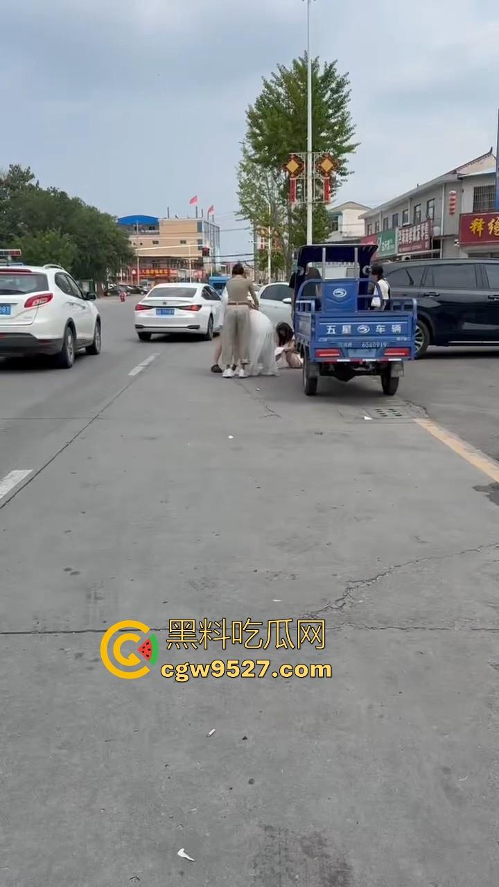 抖音热搜！唐山鸦鸿桥袁记串串香出轨事件曝光，老板娘出轨有妇之夫，被贴大字报全城派送，脸逼看得清清楚楚！  第5张