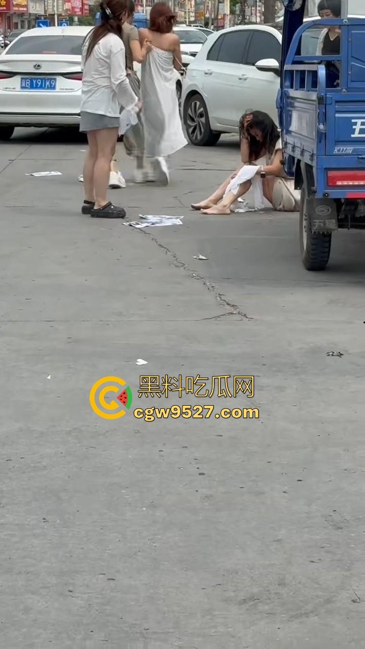 抖音热搜！唐山鸦鸿桥袁记串串香出轨事件曝光，老板娘出轨有妇之夫，被贴大字报全城派送，脸逼看得清清楚楚！  第6张