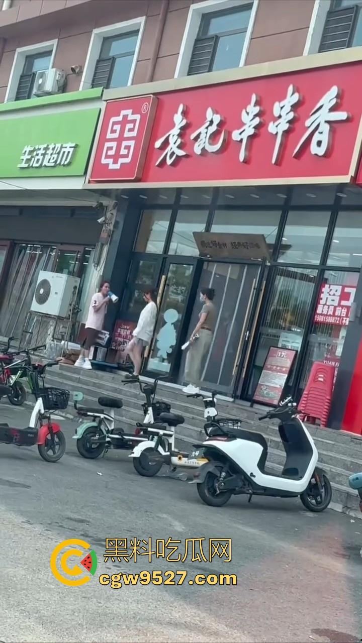 抖音热搜！唐山鸦鸿桥袁记串串香出轨事件曝光，老板娘出轨有妇之夫，被贴大字报全城派送，脸逼看得清清楚楚！  第10张