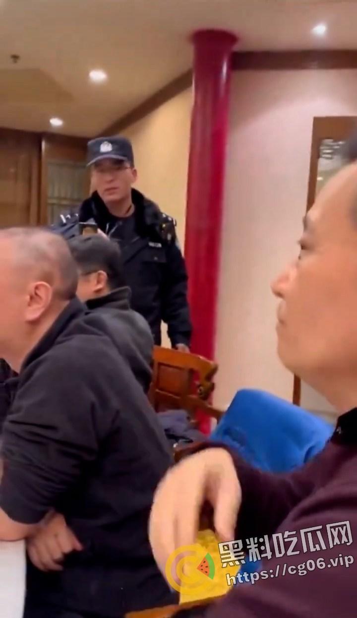 微博下架视频！北京海淀某警察出现北大法学院教授聚餐现场欲带走一人约谈 被集体回怼  第1张