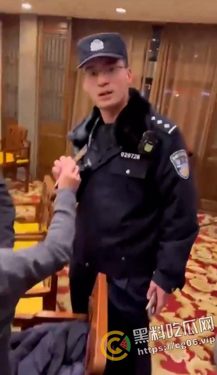 微博下架视频！北京海淀某警察出现北大法学院教授聚餐现场欲带走一人约谈 被集体回怼  第2张