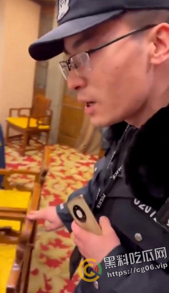 微博下架视频！北京海淀某警察出现北大法学院教授聚餐现场欲带走一人约谈 被集体回怼  第3张