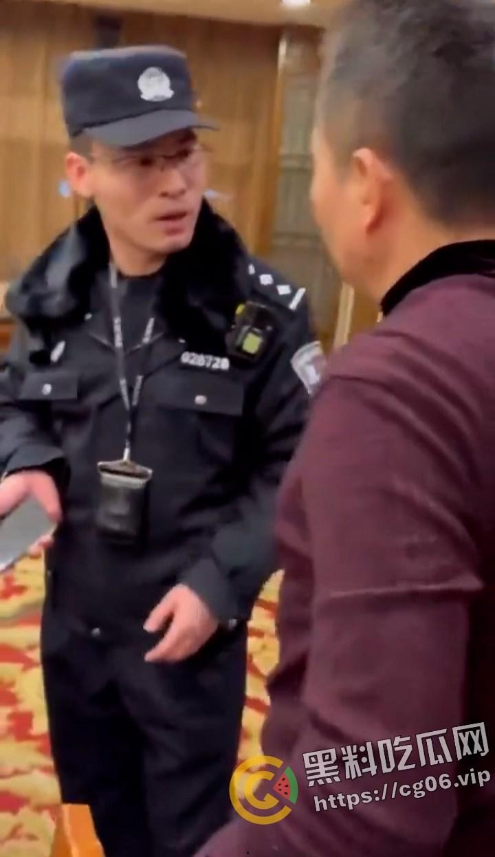微博下架视频！北京海淀某警察出现北大法学院教授聚餐现场欲带走一人约谈 被集体回怼  第4张