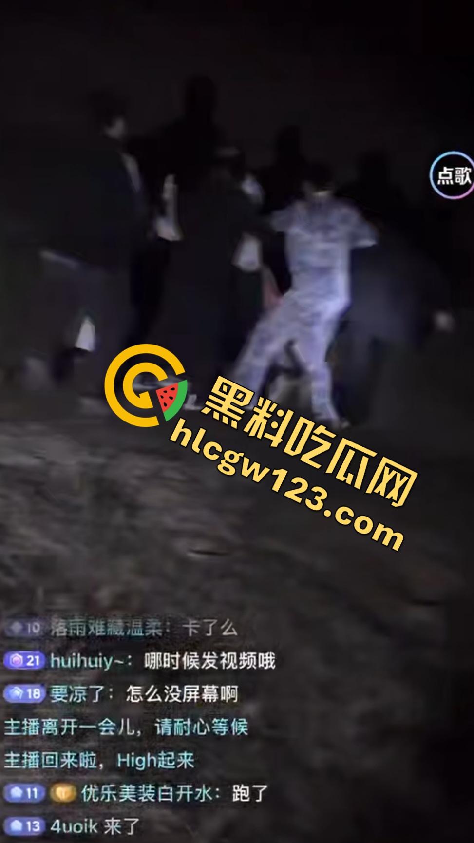 抖音【mola_吉妹】原配直播抓小三！大喊老公有18cm，便宜你这贱货了？小三被骂骚逼松了吧？  第3张