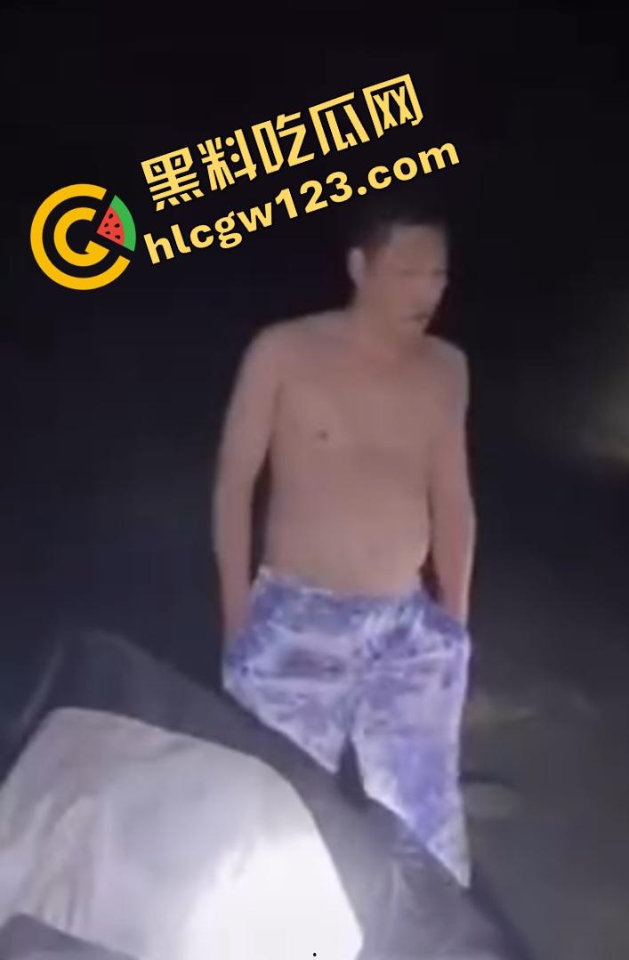 抖音【mola_吉妹】原配直播抓小三！大喊老公有18cm，便宜你这贱货了？小三被骂骚逼松了吧？  第4张