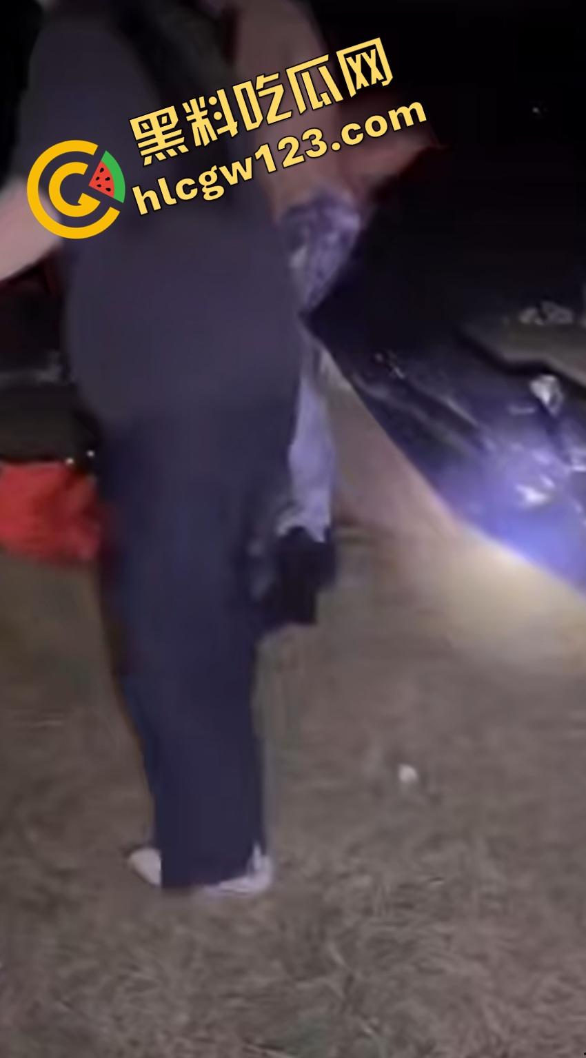 抖音【mola_吉妹】原配直播抓小三！大喊老公有18cm，便宜你这贱货了？小三被骂骚逼松了吧？  第7张