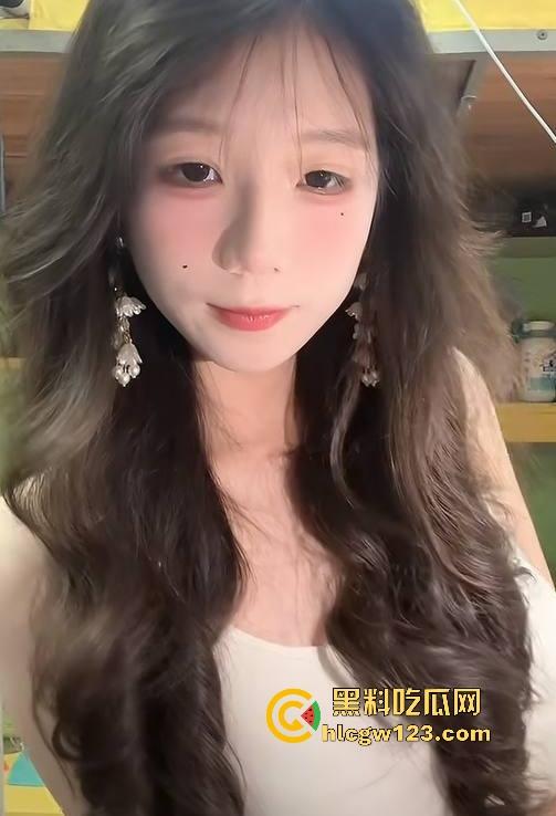 抖音巨乳反差网红【饭書書】网调自慰视频曝光  极品清纯大奶大秀身材 挑逗姿势性感撩人！ 第5张