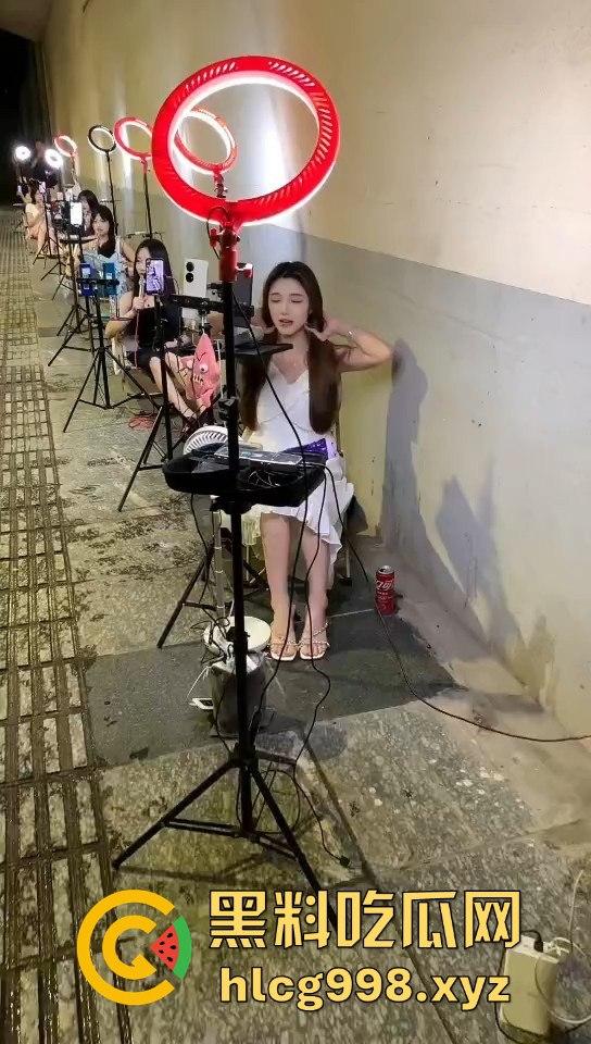 山西网红一条街！南州大桥下全是网红乞丐，美女挤满400多人，乞讨都成产业了！  第4张