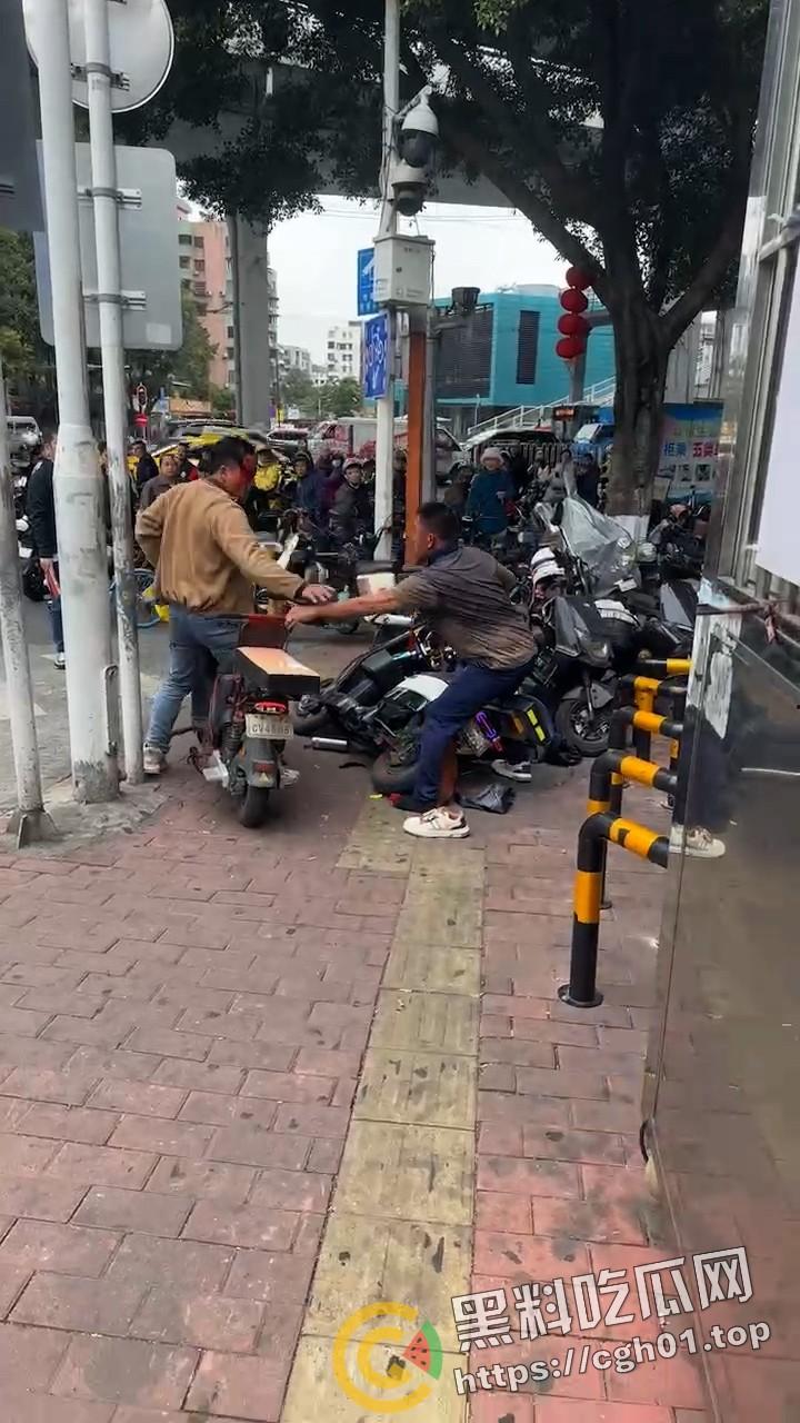 广州西村地铁站门口 男子疑似感情问题提刀狂砍另一人 男子被砍得满脸是血也不离开 真男人就是干  第4张