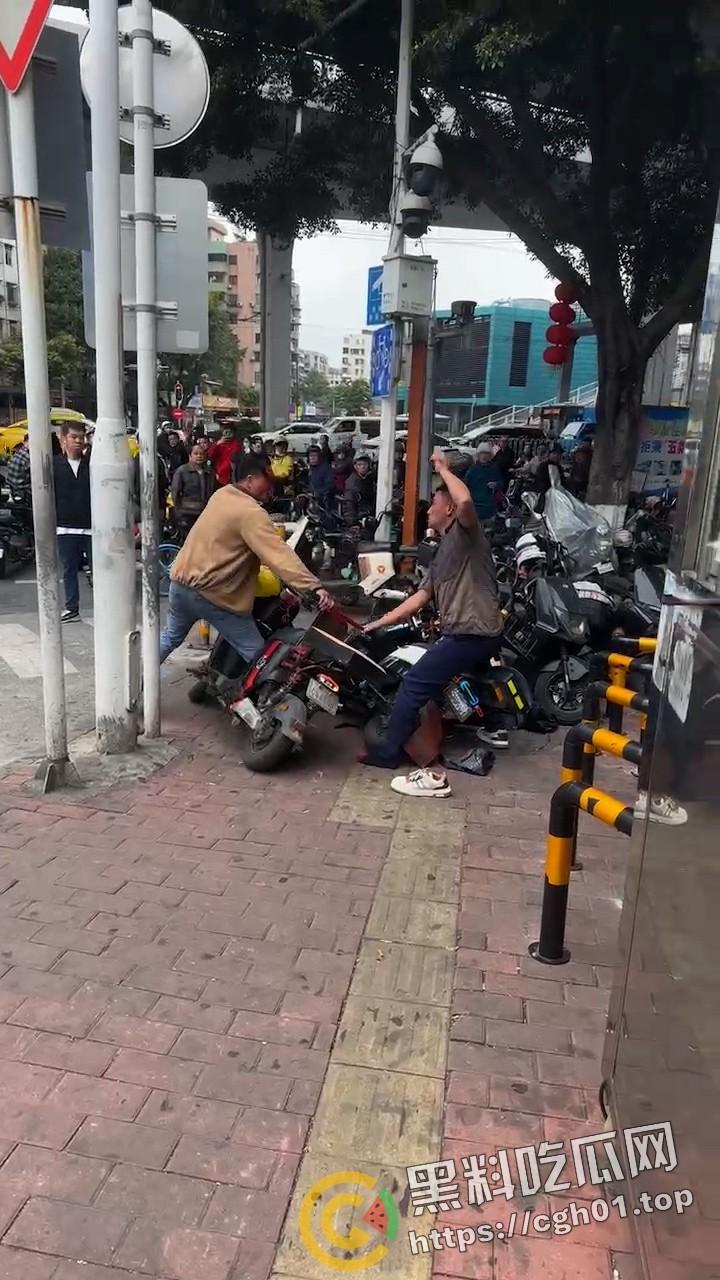 广州西村地铁站门口 男子疑似感情问题提刀狂砍另一人 男子被砍得满脸是血也不离开 真男人就是干  第5张